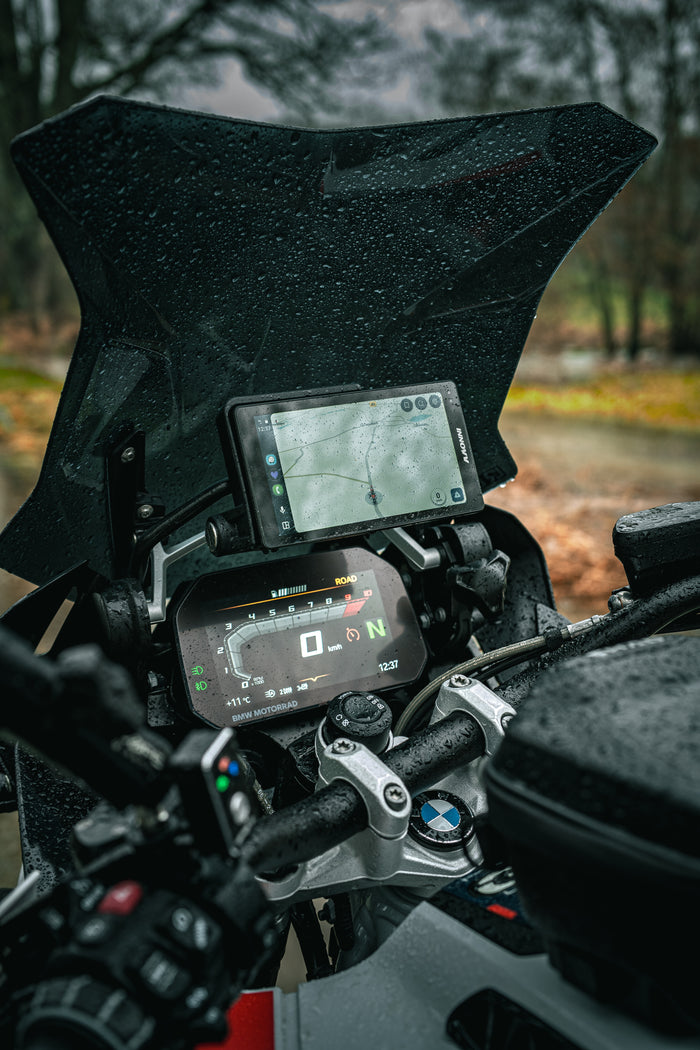 INNOVV N2 BMW waterproof motorcycle display used in rainy riding conditions